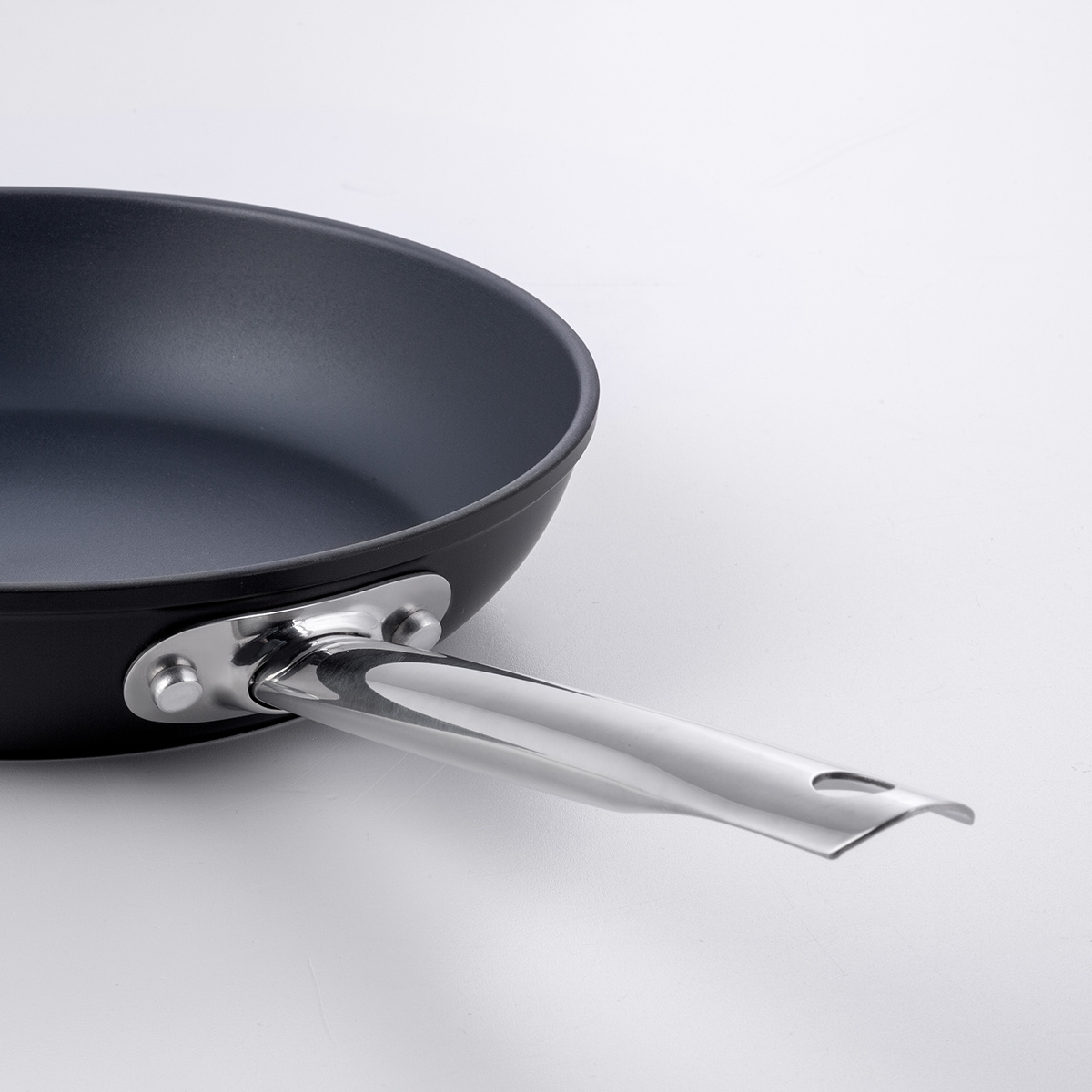 Ponev s titanovo prevleko Ø 28 cm - Saturn Terra Lunasol