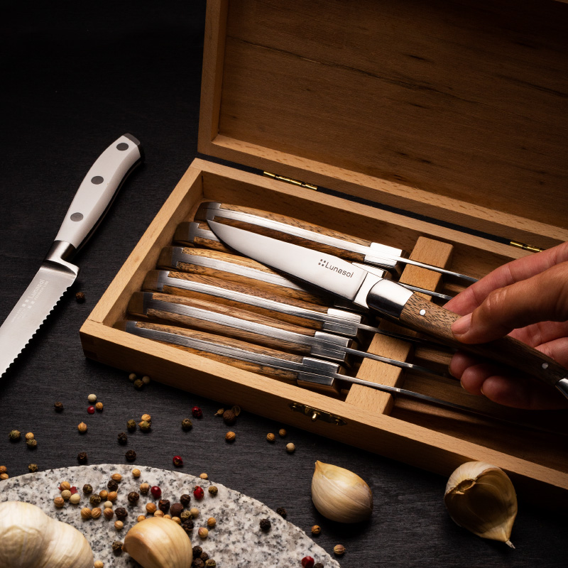 Noži za zrezke v lesenem kompletu